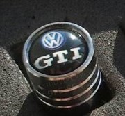 Колпачки на ниппель Фольксваген GTi (черн.фон, цилиндр) комплект 4шт - фото 15409