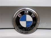Наклейка БМВ сине-белая (73 мм) на капот / багажник - фото 18056