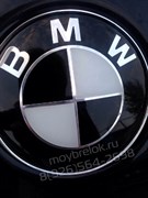 Наклейка БМВ черно-белая (73 мм) на капот / багажник - фото 18058