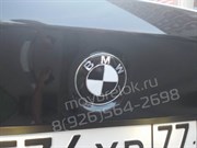 Наклейка БМВ черно-белая (73 мм) на капот / багажник - фото 18059