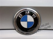 Наклейка БМВ сине-белая (78 мм) на капот / багажник - фото 24682