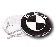 Наклейка БМВ черно-белая (73 мм) на капот / багажник